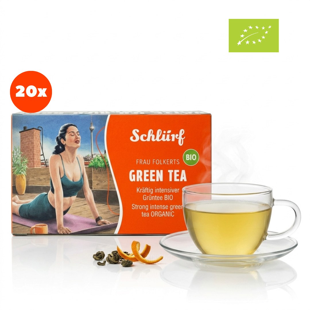 Frau Folkerts — Bio Green Tea (Büdel) — Packung mit Tasse (Freisteller)